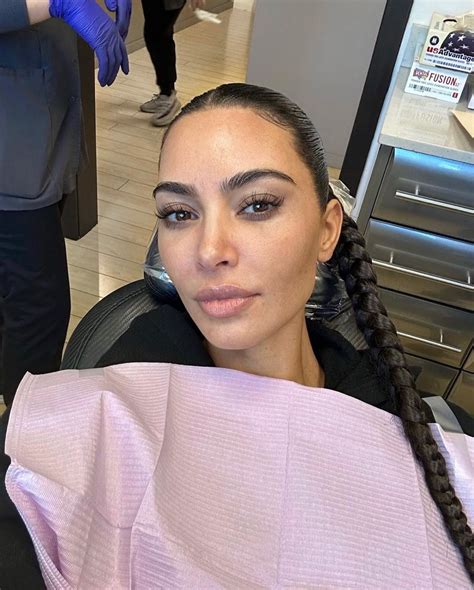 Kim Kardashian Membuat Heboh Sosial Media Karena Selfie Bebas Filter Di