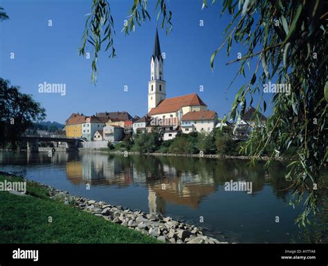 uferpromenade der vils mit stadtkirche  vilshofen donau vils niederbayern bayern stockfoto