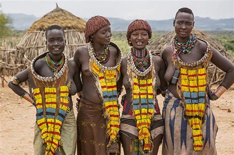 conheça a etnia hamer da etiópia roupas penteados e artefatos de uma