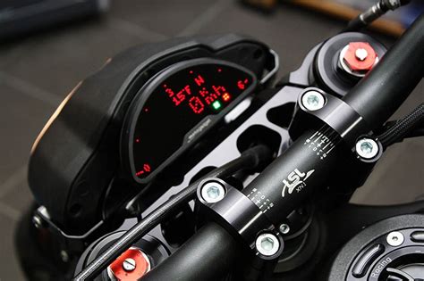 motogadget motoscope pro digital speedo gauge  cafe racers triumph custom motorcycle
