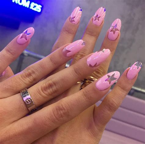 these pretty in pink nails are a clever way to do the