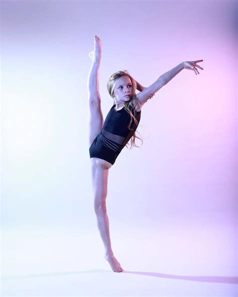 Pin By Anna On Ella Horan Dance Photography Poses Photography Poses