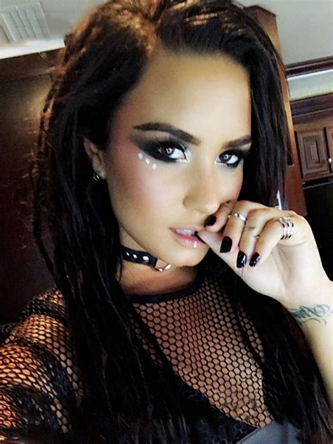 [pics] Demi Lovato’s Dreadlocks New Hairstyle For ‘no