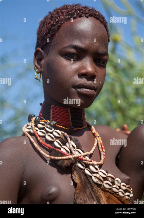 Mujer De La Tribu Hamer En Traje Tradicional Turmi Valle De Omo