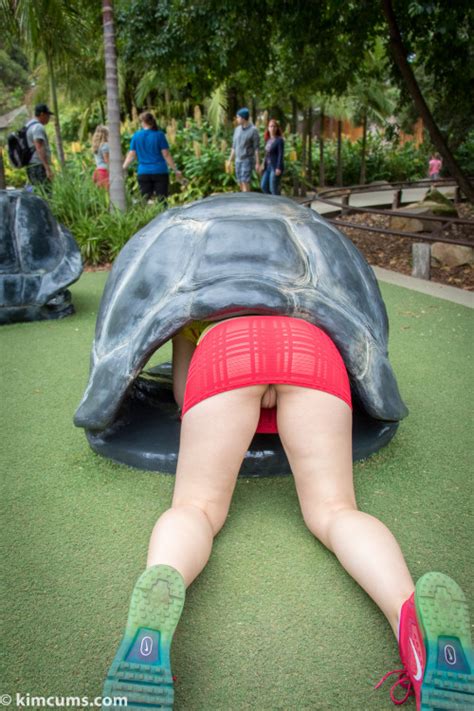 upskirt sans culotte d une amatrice dans un parc public sur
