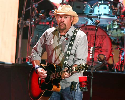 toby keith reveals stomach cancer taking break after treatment