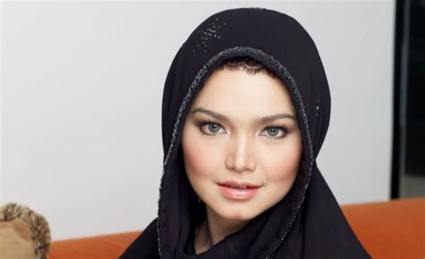 siti nurhaliza becomes the first malaysian artiste to