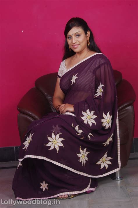 Hot Wallpapers Telugu Supporting Actress Uma Saree Photo Shoot Stills