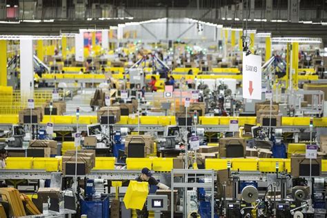 amazon  expand  quebec   facilities creating    jobs montreal