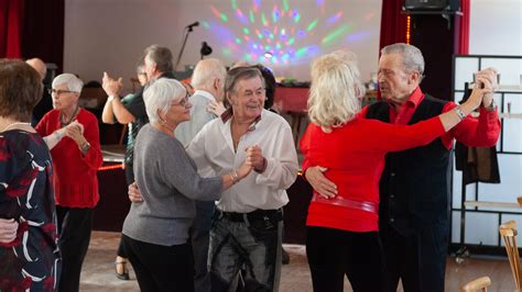 tanznachmittag jaehriger laesst im schutzhaus neugebaeude die senioren tanzen simmering