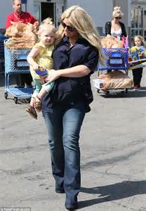 jessica simpson carries daughter maxwell to lunch with her
