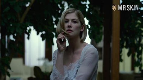sexy and hot actress rosamund pike actually doesn t mind