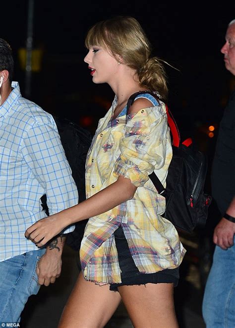 Taylor Swift Enjoys Brief Tour Break In Nyc Daily Mail Online
