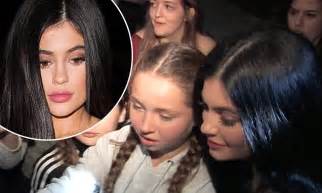 Kylie Jenner Finally Takes Selfie With The Tween Fans