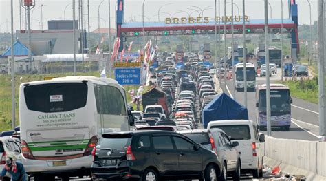 12 die in 3 day traffic jam at indonesian junction called ‘brexit — rt viral