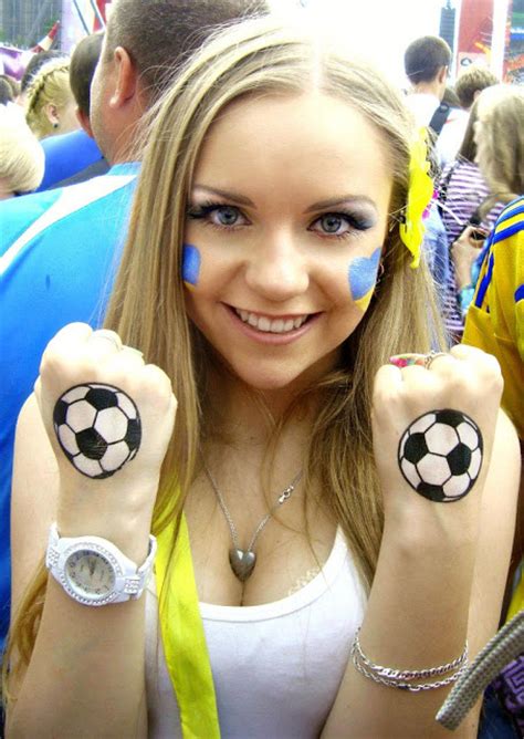 乳首まで見せてくれる海外サッカーの女子サポーターエロすぎだろ・・・（画像） ポッカキット