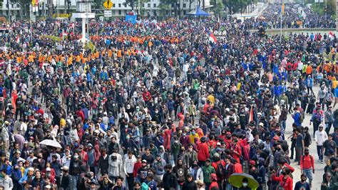 indonesia protests hundreds arrested at omnibus law demonstrations