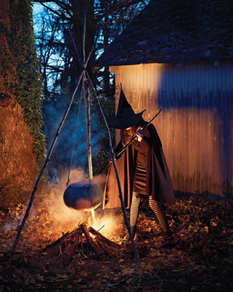 10 creepy outdoor halloween decorating ideas shelterness