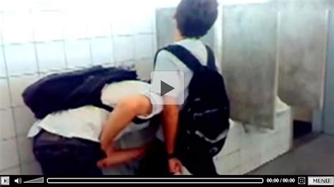 mamando o amiguinho no banheiro da escola vídeos gays