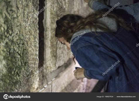teenager maedchen betet der westmauer altstadt israel stockfoto