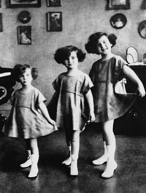 1923 the gabor sisters l to r eva zsa zsa and magda celebrity siblings gabor sisters