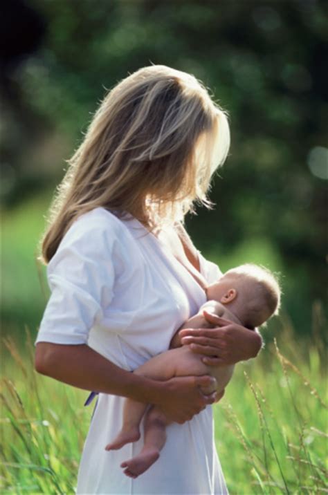 a do or a don t breastfeeding in public popsugar love and sex