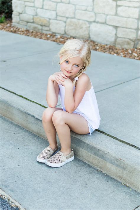child modeling    expect  signing   agency daphnie pearl