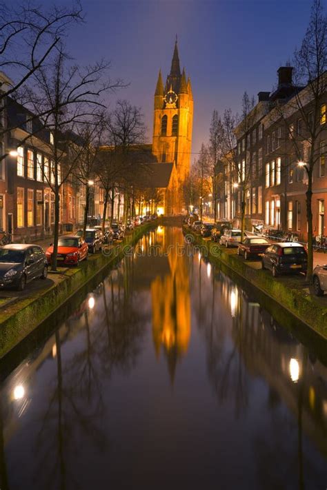 kerk  een kanaal  delft nederland wordt weerspiegeld dat redactionele stock afbeelding