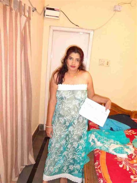 hot indian doodhwali hot bhabhi nude image gallery desi housewife with big boobs and busty sexy