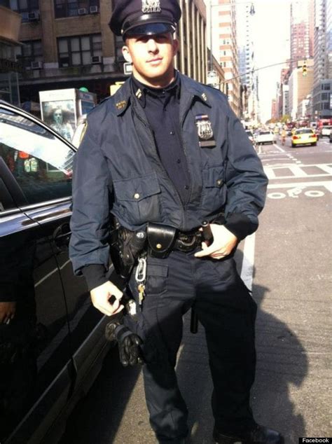 un policía de nueva york compra botas para un hombre que pedía dinero descalzo en la calle fotos