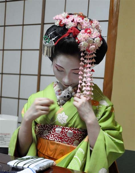 oiran geisha the maiko mamekiku with a adorable ladies of the kyoto hanamachi
