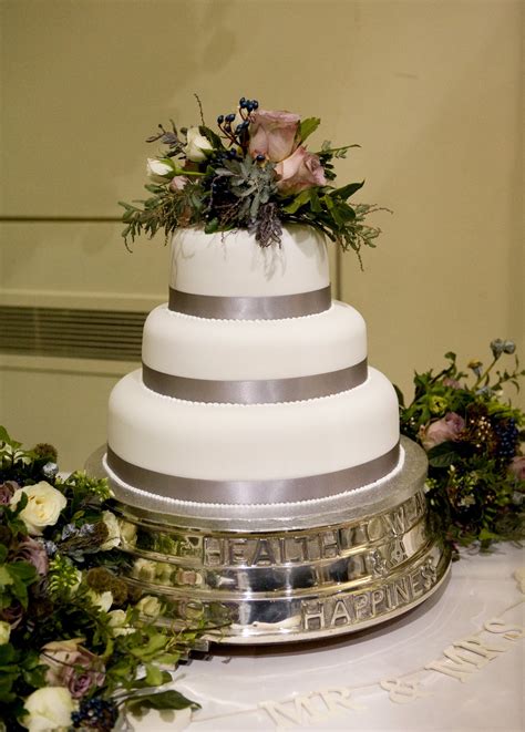 hesta  pugs vintage wedding cake stand