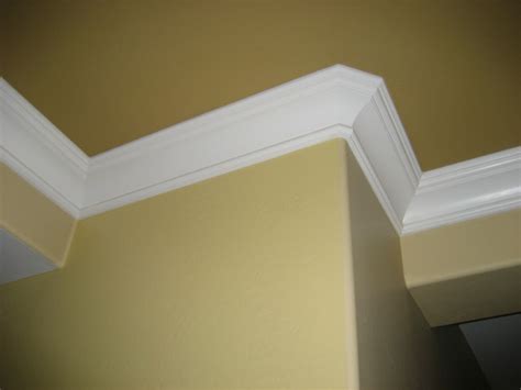 king george crown moulding traditional living room