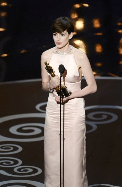 anne hathaway wins supporting actress oscar and annoys everyone lainey gossip entertainment update