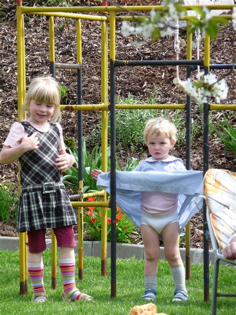 無料画像 人 女の子 遊びます 裏庭 庭園 余暇 スイング 登る 公共スペース 家族 子供 遊び場 幼児
