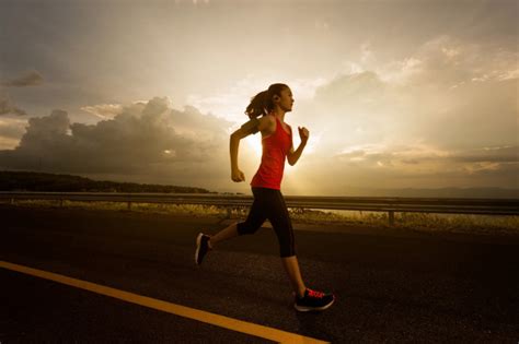 asian women was jogging in the morning and listens to music while running photo premium download