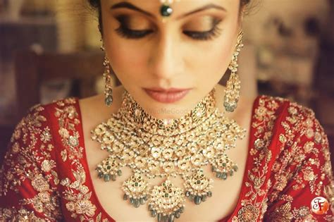 photo of contrast jewellery with red bridal lehenga