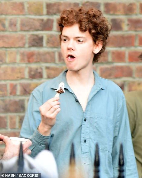 thomas brodie sangster is the double of malcolm mclaren as he films new