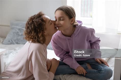 Mencintai Ibu Mencium Putri Cantik Remaja Menggemaskan Di Pipi Foto