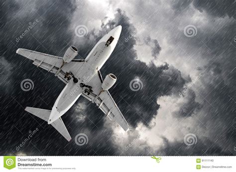 vliegtuigbenadering bij de luchthaven die  de orkaanregen van het slecht weeronweer landen