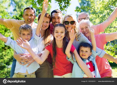 retrato de familia feliz en el jardin de verano foto de stock  syda