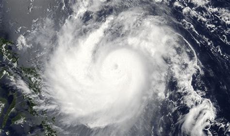 tifone noul mette  ginocchio le filippine  morti   evacuati weather sicily
