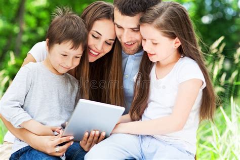 familie unter verwendung der digitalen tablette stockbild bild von muttergesellschaft