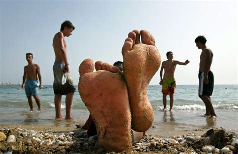 men with big feet more likely to cheat world news