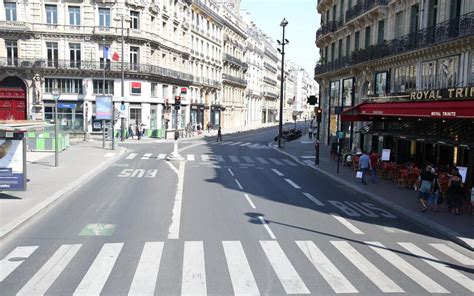 en images les rues desertes de paris   aout le parisien
