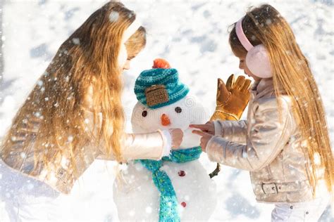 snowbalgevecht winterkinderen die plezier hebben in sneeuw kinderen