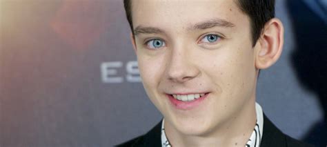 watch asa butterfield grows up on mars in ‘space between