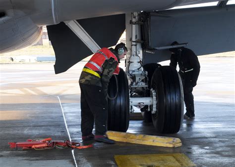 aircraft hydraulic system works aircraft nerds