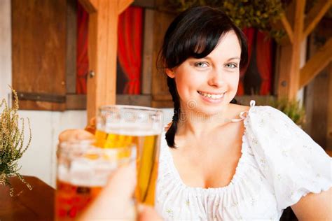 Jong Duits Vrouwen Dienend Bier Stock Afbeelding Image Of Vrouw
