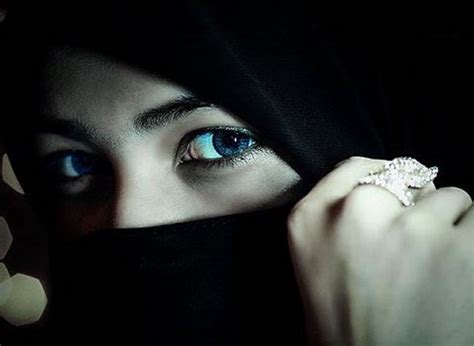 trend terbaru foto hitam putih wanita hijab  red gummi bear